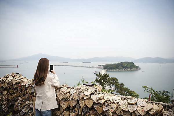 포토 JPG 주간 우먼라이프 공원 여자 여행 한명 서기 들기 사람 상반신 20대 성인 야외 뒷모습 관광지 스마트폰 사진촬영 봄 한국인 추억 전라남도 전망대 여수 국내여행 봄여행 오동도 성인여자한명만 국내포토 자연요소 1 라이프스타일 계절 공공시설 뷰포인트 섬 컨셉 모션 동양인 청년 핸드폰 스마트기기 촬영 전라도 여자한명만 성인여자만 파일형식