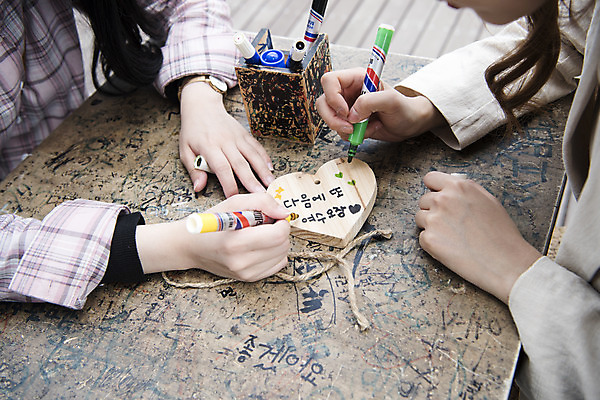 포토 JPG 주간 우먼라이프 공원 여자 여행 사람 상반신 20대 성인 야외 두명 앞모습 관광지 봄 우정 한국인 양손 기록 추억 전라남도 전망대 기념물 여수 국내여행 봄여행 성인여자만 국내포토 자연요소 라이프스타일 손 계절 공공시설 뷰포인트 컨셉 동양인 청년 친구 전라도 여자만 성인만 파일형식