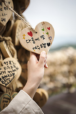 포토 JPG 주간 우먼라이프 손 공원 여자 여행 한명 사람 20대 성인 야외 신체부위 장식 관광지 봄 우정 한국인 추억 전라남도 기념품 여수 국내여행 봄여행 성인여자한명만 국내포토 자연요소 1 라이프스타일 계절 공공시설 컨셉 동양인 청년 친구 전라도 오브젝트 여자한명만 성인여자만 파일형식