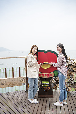 포토 JPG 주간 전신 우먼라이프 공원 여자 여행 서기 들기 사람 20대 성인 야외 두명 옆모습 관광지 봄 우정 한국인 우체통 추억 전라남도 엽서 전망대 여수 국내여행 넣기 봄여행 성인여자만 국내포토 자연요소 라이프스타일 계절 공공시설 뷰포인트 컨셉 모션 동양인 청년 친구 편지 전라도 여자만 성인만 파일형식