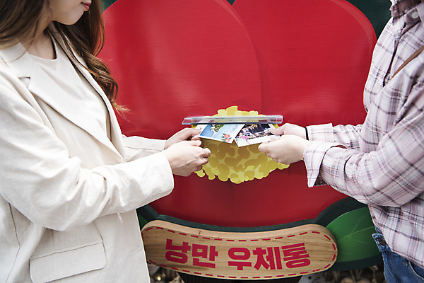 포토 JPG 주간 우먼라이프 공원 여자 여행 서기 사람 상반신 20대 성인 야외 두명 옆모습 관광지 봄 우정 한국인 우체통 추억 전라남도 엽서 여수 국내여행 넣기 봄여행 성인여자만 국내포토 자연요소 라이프스타일 계절 공공시설 뷰포인트 컨셉 모션 동양인 청년 친구 편지 전라도 여자만 성인만 파일형식