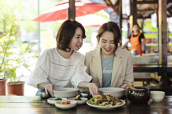 포토 JPG 여자 딸 음식 40대 중년 여행 데이트 가족 모녀 엄마 반찬 휴가 휴식 주류 웃음 사람 앉기 상반신 20대 성인 두명 앞모습 관광지 식당 식사 봄 한국인 비빔밥 경기도 도토리묵 동동주 양평 여자만 용문산 국내포토 계절 음료 한식 뷰포인트 컨셉 관계 모션 산 한국 표정 동양인 청년 상점 파일형식