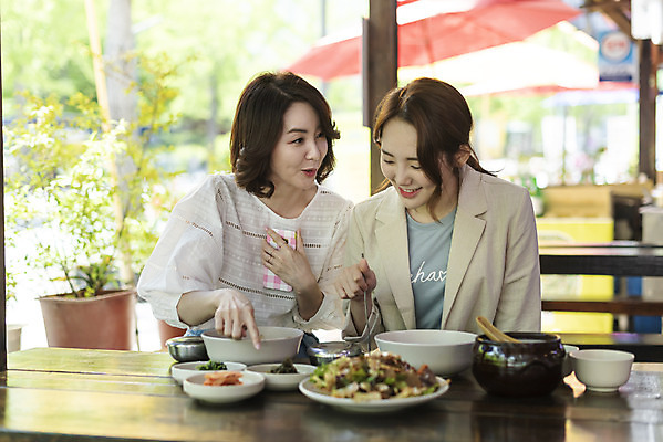 포토 JPG 여자 딸 음식 40대 중년 여행 데이트 가족 모녀 엄마 반찬 휴가 휴식 주류 웃음 사람 앉기 상반신 20대 성인 두명 앞모습 관광지 식당 식사 봄 한국인 가리킴 비빔밥 경기도 도토리묵 동동주 양평 여자만 용문산 국내포토 계절 음료 한식 뷰포인트 컨셉 관계 모션 산 한국 표정 동양인 손짓 청년 상점 파일형식