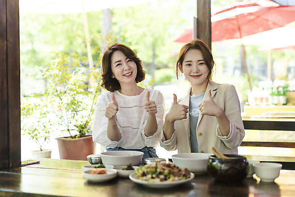 포토 JPG 여자 딸 음식 40대 중년 여행 데이트 가족 모녀 엄마 반찬 휴가 휴식 주류 웃음 사람 앉기 상반신 20대 성인 두명 앞모습 관광지 식당 식사 봄 한국인 엄지손가락 최고 비빔밥 경기도 도토리묵 동동주 양평 여자만 용문산 국내포토 계절 음료 한식 뷰포인트 컨셉 손가락 관계 모션 산 한국 표정 동양인 청년 상점 파일형식