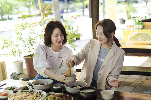 포토 JPG 여자 딸 음식 40대 중년 여행 데이트 가족 모녀 엄마 반찬 휴가 휴식 주류 사람 앉기 상반신 20대 성인 두명 앞모습 관광지 식당 식사 봄 한국인 붓기 비빔밥 부침개 경기도 도토리묵 동동주 양평 여자만 용문산 국내포토 계절 음료 한식 뷰포인트 컨셉 관계 모션 산 한국 동양인 청년 상점 파일형식