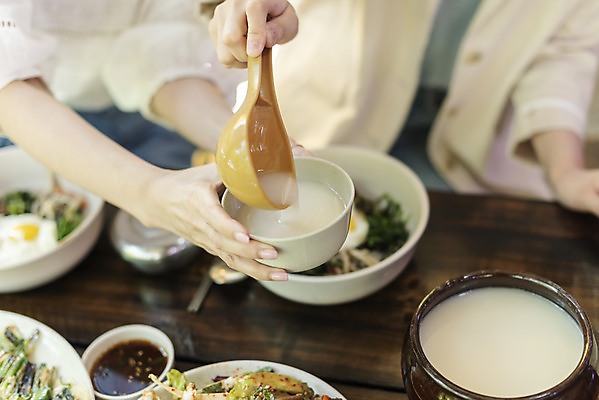 포토 JPG 손 여자 딸 음식 40대 중년 여행 데이트 가족 모녀 엄마 반찬 휴가 휴식 주류 들기 사람 앉기 상반신 20대 성인 두명 앞모습 신체부위 관광지 식당 식사 봄 한국인 비빔밥 부침개 경기도 도토리묵 동동주 양평 여자만 용문산 국내포토 계절 음료 한식 뷰포인트 컨셉 관계 모션 산 한국 동양인 청년 상점 파일형식