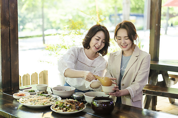 포토 JPG 여자 딸 음식 40대 중년 여행 데이트 가족 모녀 엄마 반찬 휴가 휴식 주류 미소 들기 사람 앉기 상반신 20대 성인 두명 앞모습 관광지 식당 식사 봄 한국인 붓기 비빔밥 부침개 경기도 도토리묵 동동주 양평 여자만 용문산 국내포토 계절 음료 한식 뷰포인트 컨셉 관계 모션 산 한국 표정 동양인 청년 상점 파일형식