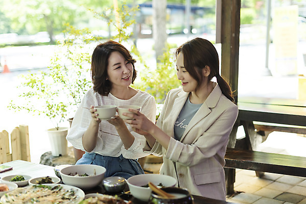 포토 JPG 여자 딸 음식 40대 중년 여행 데이트 가족 모녀 엄마 반찬 휴가 휴식 주류 미소 들기 사람 앉기 상반신 20대 성인 두명 앞모습 관광지 식당 식사 봄 한국인 건배 비빔밥 부침개 경기도 도토리묵 동동주 양평 여자만 용문산 국내포토 계절 음료 한식 뷰포인트 컨셉 관계 모션 산 한국 표정 동양인 청년 상점 파일형식