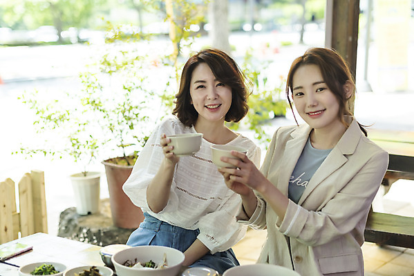 포토 JPG 여자 딸 음식 40대 중년 여행 데이트 가족 모녀 엄마 반찬 휴가 휴식 주류 미소 들기 사람 앉기 상반신 20대 성인 두명 앞모습 관광지 식당 식사 봄 한국인 비빔밥 부침개 경기도 도토리묵 동동주 양평 여자만 용문산 국내포토 계절 음료 한식 뷰포인트 컨셉 관계 모션 산 한국 표정 동양인 청년 상점 파일형식