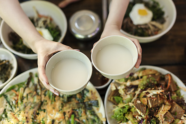 포토 JPG 손 딸 음식 40대 여행 데이트 가족 모녀 엄마 반찬 휴가 휴식 주류 들기 사람 20대 두명 신체부위 관광지 하이앵글 식당 식사 봄 건배 비빔밥 부침개 경기도 도토리묵 동동주 양평 여자만 용문산 국내포토 계절 음료 한식 뷰포인트 중년 컨셉 관계 모션 산 한국 청년 상점 파일형식