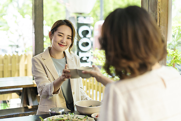 포토 JPG 여자 딸 음식 40대 중년 여행 데이트 가족 모녀 엄마 반찬 휴가 휴식 주류 미소 사람 앉기 상반신 20대 성인 두명 앞모습 뒷모습 아웃포커스 관광지 식당 식사 봄 한국인 건배 비빔밥 부침개 경기도 도토리묵 동동주 양평 여자만 용문산 국내포토 계절 음료 한식 뷰포인트 컨셉 관계 모션 산 한국 촬영기법 표정 동양인 청년 상점 파일형식
