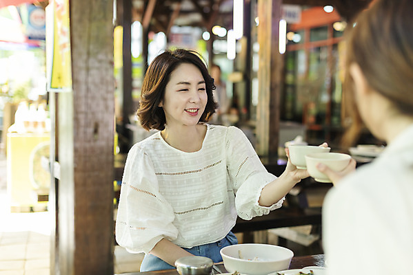 포토 JPG 여자 딸 음식 40대 중년 여행 데이트 가족 모녀 엄마 반찬 휴가 휴식 주류 미소 들기 사람 앉기 상반신 20대 성인 두명 앞모습 뒷모습 아웃포커스 관광지 식당 식사 한국인 건배 비빔밥 부침개 경기도 도토리묵 동동주 양평 여자만 용문산 국내포토 음료 한식 뷰포인트 컨셉 관계 모션 산 한국 촬영기법 표정 동양인 청년 상점 파일형식
