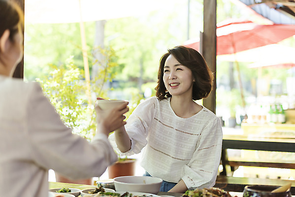 포토 JPG 여자 딸 음식 40대 중년 여행 데이트 가족 모녀 엄마 반찬 휴가 휴식 주류 미소 들기 사람 앉기 상반신 20대 성인 두명 앞모습 뒷모습 아웃포커스 관광지 식당 식사 봄 한국인 건배 비빔밥 부침개 경기도 도토리묵 동동주 양평 여자만 용문산 국내포토 계절 음료 한식 뷰포인트 컨셉 관계 모션 산 한국 촬영기법 표정 동양인 청년 상점 파일형식