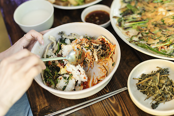 포토 JPG 손 여자 딸 음식 여행 데이트 가족 반찬 휴가 휴식 주류 한명 20대 성인 신체부위 관광지 식당 식사 봄 비빔밥 부침개 경기도 도토리묵 동동주 섞기 양평 성인여자한명만 용문산 국내포토 1 계절 음료 한식 컨셉 관계 산 한국 사람 청년 상점 여자한명만 성인여자만 파일형식