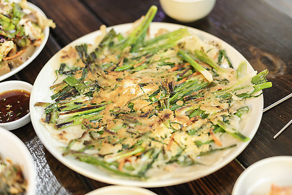 포토 JPG 음식 탁자 반찬 주류 사람없음 식당 식사 봄 비빔밥 부침개 경기도 동동주 양평 용문산 국내포토 계절 음료 한식 가구 산 한국 상점 파일형식