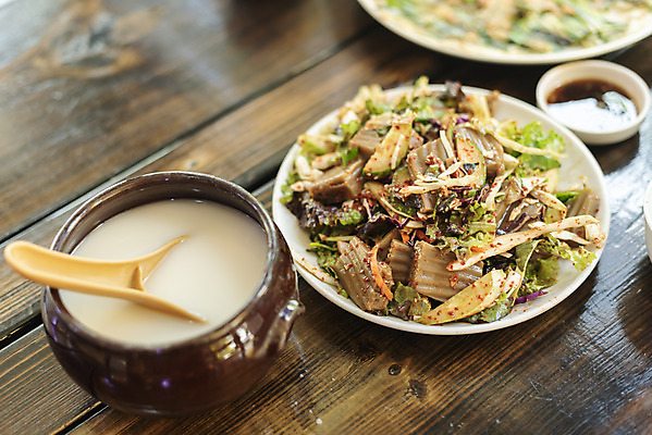 포토 JPG 음식 탁자 반찬 주류 사람없음 식당 식사 봄 경기도 도토리묵 동동주 묵무침 양평 용문산 국내포토 계절 음료 가구 산 한국 상점 무침 파일형식