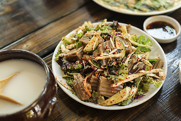 포토 JPG 음식 탁자 반찬 주류 사람없음 식당 식사 봄 경기도 도토리묵 동동주 묵무침 양평 용문산 국내포토 계절 음료 가구 산 한국 상점 무침 파일형식