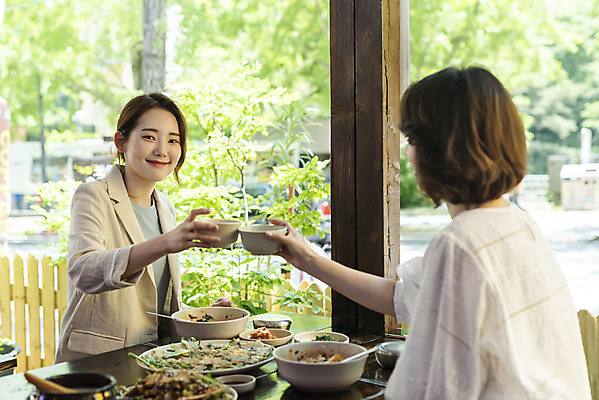 포토 JPG 여자 딸 음식 40대 중년 여행 데이트 가족 모녀 엄마 반찬 휴가 휴식 주류 미소 들기 사람 앉기 상반신 20대 성인 두명 옆모습 관광지 식당 식사 봄 한국인 건배 비빔밥 부침개 경기도 도토리묵 동동주 양평 여자만 용문산 국내포토 계절 음료 한식 뷰포인트 컨셉 관계 모션 산 한국 표정 동양인 청년 상점 파일형식