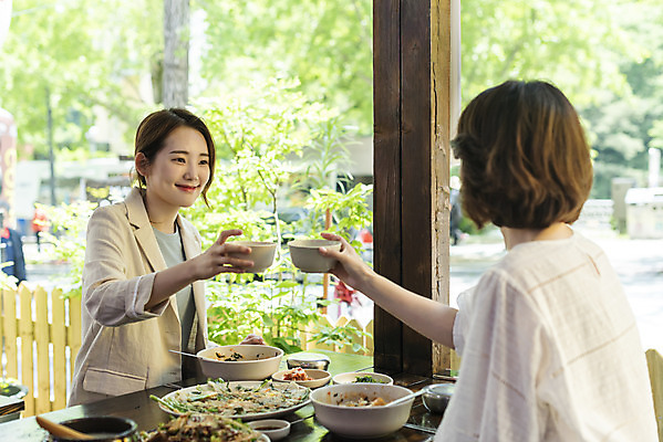 포토 JPG 여자 딸 음식 40대 중년 여행 데이트 가족 모녀 엄마 반찬 휴가 휴식 주류 미소 들기 사람 앉기 상반신 20대 성인 두명 옆모습 관광지 식당 식사 봄 한국인 건배 비빔밥 부침개 경기도 도토리묵 동동주 양평 여자만 용문산 국내포토 계절 음료 한식 뷰포인트 컨셉 관계 모션 산 한국 표정 동양인 청년 상점 파일형식