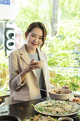 포토 JPG 여자 딸 음식 여행 데이트 반찬 휴가 휴식 주류 한명 미소 들기 사람 앉기 상반신 20대 성인 옆모습 관광지 식당 식사 봄 비빔밥 부침개 경기도 도토리묵 동동주 양평 성인여자한명만 용문산 국내포토 1 계절 음료 한식 뷰포인트 컨셉 가족 모션 산 한국 표정 청년 상점 여자한명만 성인여자만 파일형식