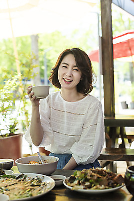 포토 JPG 여자 음식 40대 중년 여행 데이트 가족 엄마 반찬 휴가 휴식 주류 한명 웃음 들기 사람 앉기 상반신 앞모습 관광지 식당 식사 봄 비빔밥 부침개 경기도 도토리묵 동동주 양평 중년여자한명만 용문산 국내포토 1 계절 음료 한식 뷰포인트 컨셉 관계 모션 산 한국 표정 성인 상점 여자한명만 중년여자만 파일형식