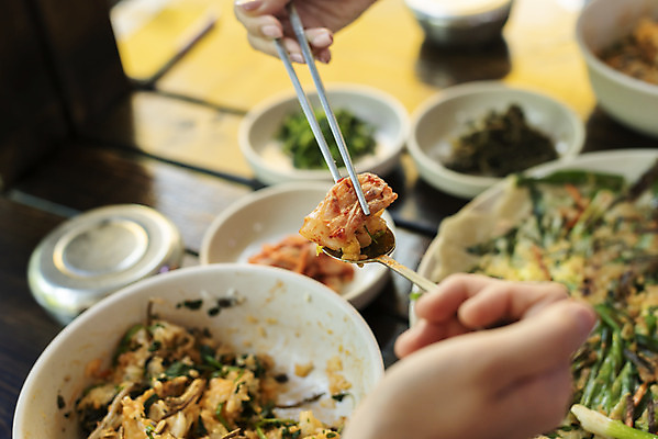 포토 JPG 손 여자 딸 음식 40대 중년 여행 데이트 가족 모녀 엄마 반찬 휴가 휴식 김치 주류 사람 20대 성인 두명 신체부위 관광지 식당 숟가락 식사 봄 비빔밥 부침개 경기도 도토리묵 동동주 양평 여자만 용문산 국내포토 계절 음료 한식 컨셉 관계 산 한국 수저 청년 상점 파일형식