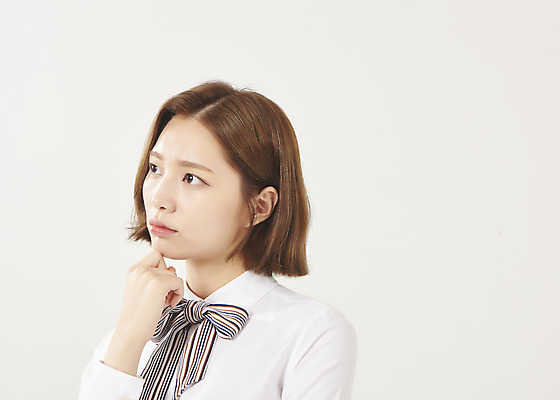 포토 JPG 스튜디오촬영 여학생 여자 대학생 대학생라이프 실내 한명 서기 누끼 손짓 상반신 20대 청년 성인 옆모습 청춘 턱괴기 한국인 고민 흰배경 열정 여대생 아르바이트 성인여자한명만 최저임금 비정규직 국내포토 1 학생 라이프스타일 감정 뷰포인트 백그라운드 컨셉 비즈니스 모션 사람 동양인 내부 경제 흰색 여자한명만 성인여자만 파일형식