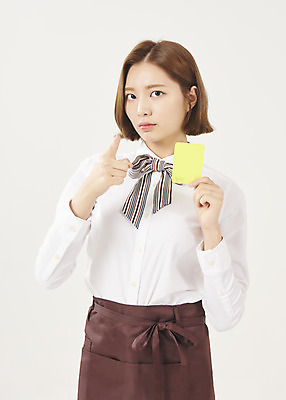 포토 JPG 스튜디오촬영 여학생 여자 대학생 대학생라이프 실내 경고 한명 서기 들기 누끼 손짓 상반신 20대 청년 성인 앞모습 청춘 한국인 흰배경 열정 여대생 아르바이트 옐로우카드 성인여자한명만 최저임금 비정규직 국내포토 1 학생 라이프스타일 감정 뷰포인트 백그라운드 컨셉 비즈니스 모션 사람 동양인 내부 경제 흰색 여자한명만 성인여자만 파일형식