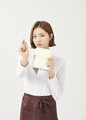 포토 JPG 스튜디오촬영 여학생 여자 대학생 대학생라이프 실내 한명 서기 들기 누끼 손짓 상반신 20대 청년 성인 앞모습 청춘 한국인 슬픔 작음 흰배경 통장 열정 여대생 아르바이트 월급 성인여자한명만 최저임금 비정규직 국내포토 1 학생 라이프스타일 감정 뷰포인트 백그라운드 컨셉 비즈니스 모션 사람 동양인 내부 금융 경제 흰색 크기 여자한명만 성인여자만 파일형식