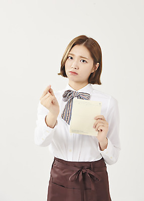 포토 JPG 스튜디오촬영 여학생 여자 대학생 대학생라이프 실내 한명 서기 들기 누끼 손짓 상반신 20대 청년 성인 앞모습 청춘 한국인 슬픔 작음 흰배경 통장 열정 여대생 아르바이트 월급 성인여자한명만 최저임금 비정규직 국내포토 1 학생 라이프스타일 감정 뷰포인트 백그라운드 컨셉 비즈니스 모션 사람 동양인 내부 금융 경제 흰색 크기 여자한명만 성인여자만 파일형식