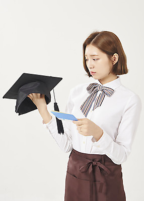 포토 JPG 스튜디오촬영 여학생 여자 대학생 학사모 졸업 대학생라이프 실내 한명 서기 들기 누끼 상반신 20대 청년 성인 옆모습 청춘 한국인 고민 흰배경 통장 열정 여대생 아르바이트 월급 학비 성인여자한명만 최저임금 비정규직 국내포토 모자_잡화 1 학생 라이프스타일 교육 감정 뷰포인트 백그라운드 컨셉 비즈니스 모션 사람 동양인 내부 금융 경제 흰색 여자한명만 성인여자만 파일형식 비용