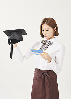 포토 JPG 스튜디오촬영 여학생 여자 대학생 학사모 졸업 대학생라이프 실내 한명 서기 들기 누끼 상반신 20대 청년 성인 옆모습 청춘 한국인 고민 흰배경 통장 열정 여대생 아르바이트 월급 학비 성인여자한명만 최저임금 비정규직 국내포토 모자_잡화 1 학생 라이프스타일 교육 감정 뷰포인트 백그라운드 컨셉 비즈니스 모션 사람 동양인 내부 금융 경제 흰색 여자한명만 성인여자만 파일형식 비용