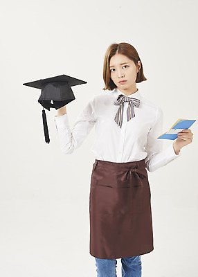 포토 JPG 스튜디오촬영 여학생 여자 대학생 학사모 졸업 대학생라이프 실내 한명 서기 들기 누끼 상반신 20대 청년 성인 앞모습 청춘 한국인 고민 흰배경 통장 열정 여대생 아르바이트 월급 학비 성인여자한명만 최저임금 비정규직 국내포토 모자_잡화 1 학생 라이프스타일 교육 감정 뷰포인트 백그라운드 컨셉 비즈니스 모션 사람 동양인 내부 금융 경제 흰색 여자한명만 성인여자만 파일형식 비용