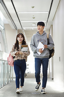 포토 JPG 전신 여자 교육 남자 대학생 가방 대학생라이프 실내 미소 들기 사람 20대 청년 성인 두명 앞모습 책 청춘 걷기 공책 한국인 복도 대학교 파일 쉬는시간 성인만 국내포토 학생 라이프스타일 잡화 뷰포인트 컨셉 학교 모션 휴식 문구용품 표정 동양인 내부 파일형식