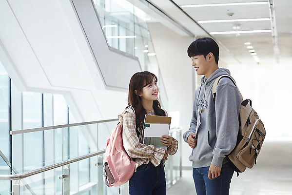 포토 JPG 커플 여자 교육 남자 대학생 가방 대학생라이프 실내 미소 들기 사람 상반신 20대 성인 두명 옆모습 책 노트북 청춘 마주보기 한국인 복도 대학교 파일 쉬는시간 성인만 국내포토 학생 라이프스타일 잡화 뷰포인트 컨셉 학교 관계 모션 휴식 표정 동양인 청년 내부 전자제품 파일형식