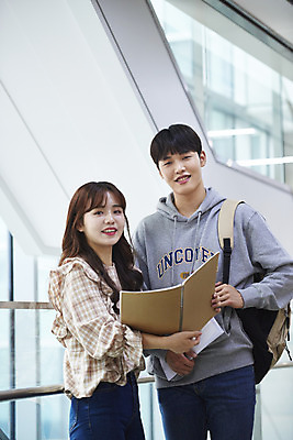 포토 JPG 여자 교육 남자 대학생 가방 대학생라이프 실내 미소 들기 사람 상반신 20대 성인 두명 앞모습 옆모습 책 청춘 공책 한국인 복도 대학교 파일 쉬는시간 성인만 국내포토 학생 라이프스타일 잡화 뷰포인트 컨셉 학교 모션 휴식 문구용품 표정 동양인 청년 내부 파일형식