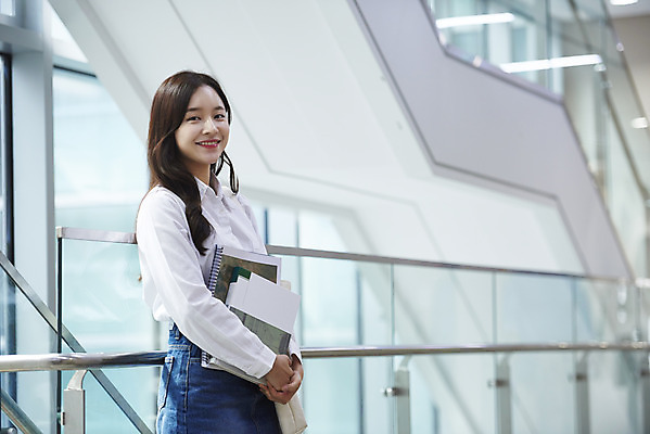 포토 JPG 여자 교육 행복 대학생 대학생라이프 실내 한명 미소 들기 사람 상반신 20대 성인 옆모습 책 노트북 청춘 한국인 복도 대학교 파일 쉬는시간 성인여자한명만 국내포토 1 학생 라이프스타일 감정 뷰포인트 컨셉 학교 모션 휴식 표정 동양인 청년 내부 전자제품 여자한명만 성인여자만 파일형식