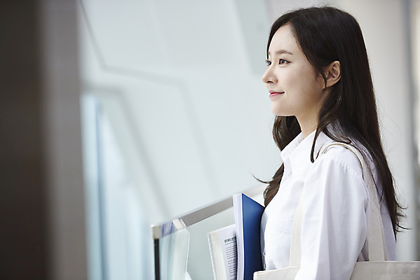 포토 JPG 여자 교육 행복 대학생 대학생라이프 실내 한명 서기 미소 사람 상반신 20대 성인 옆모습 청춘 한국인 복도 즐거움 대학교 쉬는시간 성인여자한명만 국내포토 1 학생 라이프스타일 감정 뷰포인트 컨셉 학교 모션 휴식 표정 동양인 청년 내부 여자한명만 성인여자만 파일형식