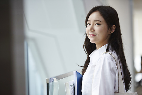 포토 JPG 여자 교육 행복 대학생 대학생라이프 실내 한명 서기 미소 사람 상반신 20대 성인 옆모습 청춘 한국인 복도 즐거움 대학교 쉬는시간 성인여자한명만 국내포토 1 학생 라이프스타일 감정 뷰포인트 컨셉 학교 모션 휴식 표정 동양인 청년 내부 여자한명만 성인여자만 파일형식