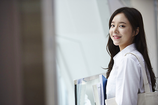 포토 JPG 여자 교육 행복 대학생 대학생라이프 실내 한명 서기 미소 사람 상반신 20대 성인 청춘 한국인 복도 즐거움 대학교 쉬는시간 성인여자한명만 국내포토 1 학생 라이프스타일 감정 컨셉 학교 모션 휴식 표정 동양인 청년 내부 여자한명만 성인여자만 파일형식