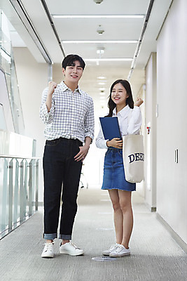 포토 JPG 전신 여자 교육 남자 대학생 가방 대학생라이프 실내 서기 미소 들기 사람 20대 성인 두명 앞모습 책 청춘 파이팅 공책 한국인 복도 대학교 파일 쉬는시간 성인만 국내포토 학생 라이프스타일 잡화 뷰포인트 컨셉 학교 모션 휴식 문구용품 표정 동양인 청년 내부 파일형식