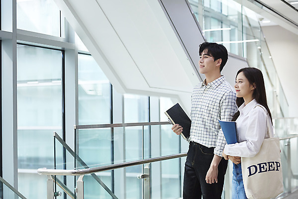 포토 JPG 응시 여자 교육 남자 대학생 가방 대학생라이프 서기 미소 들기 사람 상반신 20대 성인 두명 옆모습 책 청춘 공책 한국인 복도 대학교 파일 쉬는시간 성인만 국내포토 학생 라이프스타일 시선 잡화 뷰포인트 컨셉 학교 모션 휴식 문구용품 표정 동양인 청년 파일형식