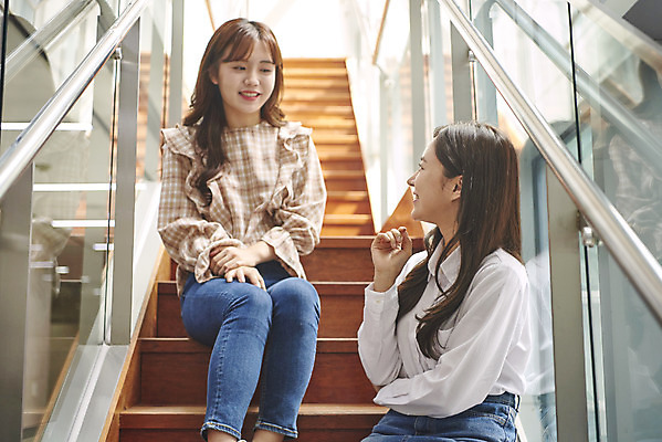 포토 JPG 전신 응시 여자 교육 대학생 대학생라이프 실내 대화 미소 사람 앉기 상반신 20대 성인 두명 앞모습 옆모습 친구 청춘 계단 한국인 대학교 쉬는시간 성인여자만 국내포토 학생 라이프스타일 시선 뷰포인트 컨셉 학교 관계 모션 휴식 표정 말하기 동양인 청년 내부 여자만 성인만 파일형식