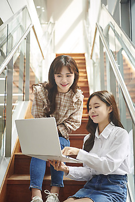 포토 JPG 전신 여자 교육 대학생 대학생라이프 실내 대화 미소 들기 사람 앉기 상반신 20대 성인 두명 앞모습 친구 노트북 청춘 계단 한국인 대학교 과제 보여주기 쉬는시간 성인여자만 조별과제 국내포토 학생 라이프스타일 뷰포인트 컨셉 학교 관계 모션 휴식 표정 말하기 동양인 청년 내부 전자제품 여자만 성인만 파일형식