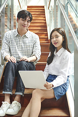 포토 JPG 전신 여자 교육 남자 대학생 대학생라이프 실내 대화 미소 사람 앉기 20대 성인 두명 앞모습 옆모습 친구 노트북 청춘 계단 한국인 대학교 과제 쉬는시간 성인만 조별과제 국내포토 학생 라이프스타일 뷰포인트 컨셉 학교 관계 모션 휴식 표정 말하기 동양인 청년 내부 전자제품 파일형식