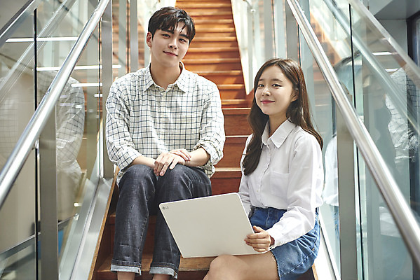 포토 JPG 전신 여자 교육 남자 대학생 대학생라이프 실내 대화 미소 사람 앉기 상반신 20대 성인 두명 앞모습 옆모습 친구 노트북 청춘 계단 한국인 복도 대학교 과제 쉬는시간 성인만 조별과제 국내포토 학생 라이프스타일 뷰포인트 컨셉 학교 관계 모션 휴식 표정 말하기 동양인 청년 내부 전자제품 파일형식