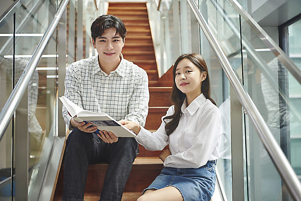 포토 JPG 전신 응시 여자 교육 남자 대학생 대학생라이프 실내 대화 미소 사람 앉기 상반신 20대 성인 두명 앞모습 옆모습 책 친구 청춘 계단 한국인 대학교 과제 쉬는시간 성인만 조별과제 국내포토 학생 라이프스타일 시선 뷰포인트 컨셉 학교 관계 모션 휴식 표정 말하기 동양인 청년 내부 파일형식