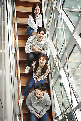 포토 JPG 전신 응시 여자 교육 남자 대학생 협력 대학생라이프 실내 미소 사람 앉기 여러명 상반신 20대 성인 앞모습 친구 청춘 하이앵글 계단 한국인 대학교 과제 쉬는시간 성인만 조별과제 국내포토 학생 라이프스타일 시선 뷰포인트 다수 컨셉 학교 관계 모션 휴식 표정 동양인 청년 내부 파일형식