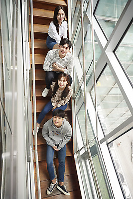 포토 JPG 전신 응시 여자 교육 남자 대학생 협력 대학생라이프 실내 미소 사람 여러명 20대 성인 앞모습 친구 청춘 하이앵글 계단 한국인 대학교 과제 쉬는시간 성인만 조별과제 국내포토 학생 라이프스타일 시선 뷰포인트 다수 컨셉 학교 관계 휴식 표정 동양인 청년 내부 파일형식