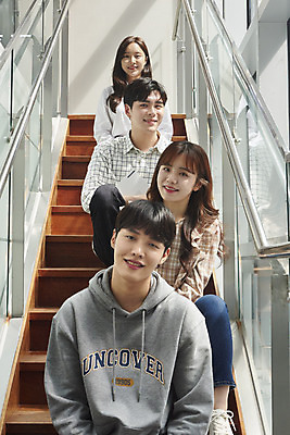 포토 JPG 전신 여자 교육 남자 대학생 협력 대학생라이프 실내 미소 사람 앉기 여러명 상반신 20대 성인 앞모습 친구 청춘 계단 한국인 대학교 과제 쉬는시간 성인만 조별과제 국내포토 학생 라이프스타일 뷰포인트 다수 컨셉 학교 관계 모션 휴식 표정 동양인 청년 내부 파일형식